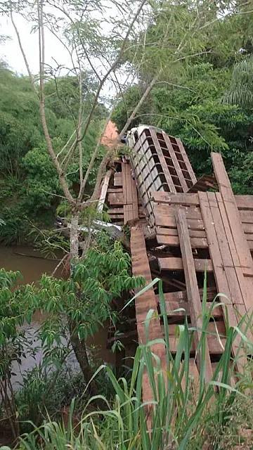 Ponte em Dois Irmãos do Buriti não suporta peso de caminhão boiadeiro e desaba