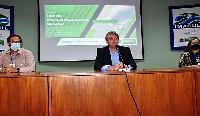Pesquisadores apresentam vantagens do uso de pó de rocha no melhoramento do solo