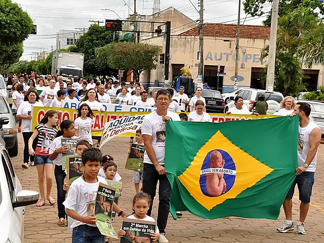 Fiéis marcham pelo centro da cidade em função da vida