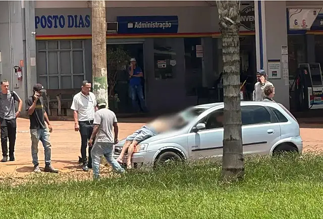 Ciclista idoso tem braços e pernas quebrados ao ser atropelado por carro