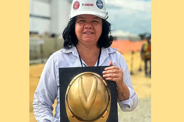 Técnica de enfermagem conquista prêmio de "capacete de ouro" em Pernambuco