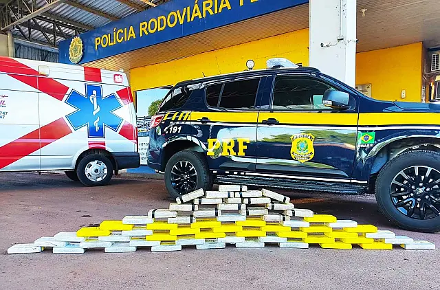 PRF apreende 62 kg de cocaína transportada em ambulância