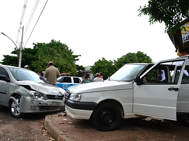 Acidente entre dois carros deixa mulher ferida no Bairro Guanandy