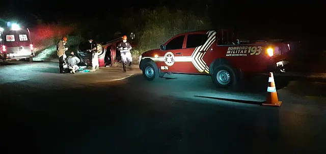 Motorista capota veículo próximo a rotatória de Dois Irmãos