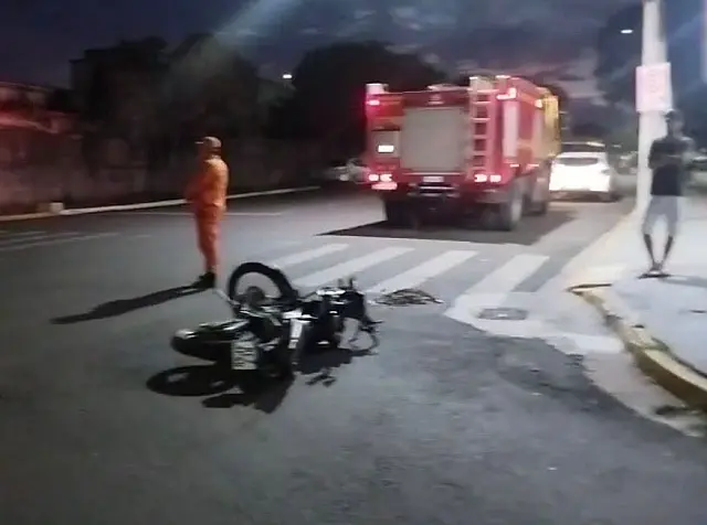 Acidente entre carro e motocicleta deixa jovem ferido no Centro de Corumbá