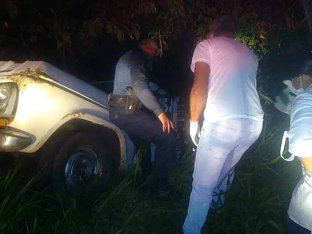 PMs salvam vítimas de caminhonete prestes a cair de barranco em Bodoquena