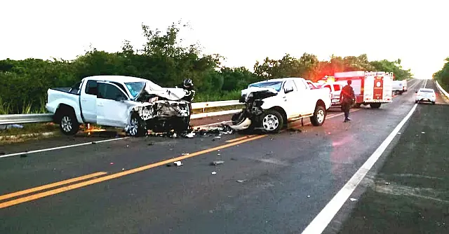 Acidente entre duas caminhonetes deixa 2 feridos na BR-262