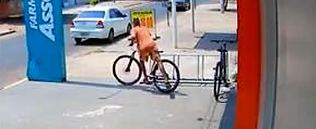 Câmera de segurança flagra furto de bicicleta