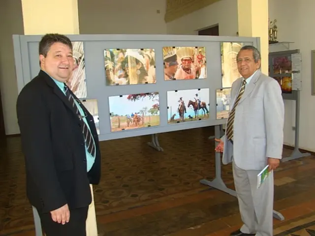 Clézio Fialho visita exposição de fotos de Marcos Quinhones