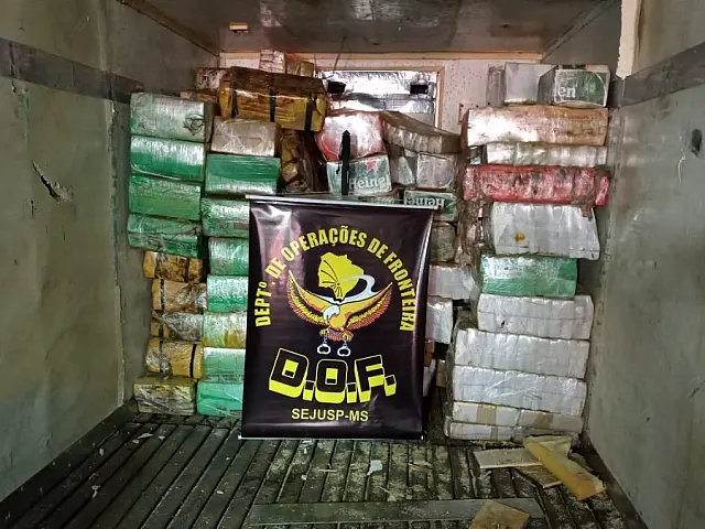 Policiais percebem cheiro e encontram três toneladas de maconha em caminhão