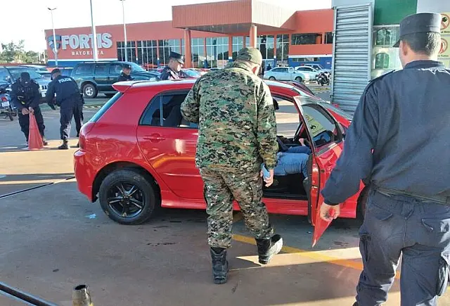 Dupla é executada em pátio de posto de combustíveis