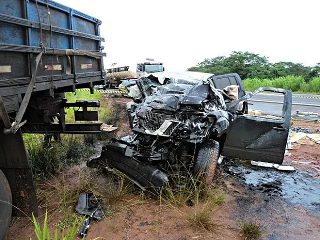 Acidente entre caminhonete e caminhão deixa dois mortos em MS