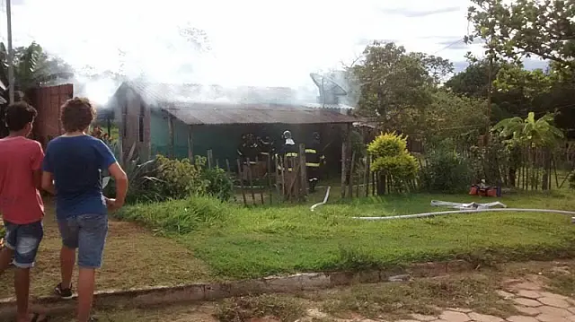 Bombeiros combatem incêndio em residência na Vila Maior, em Anastácio