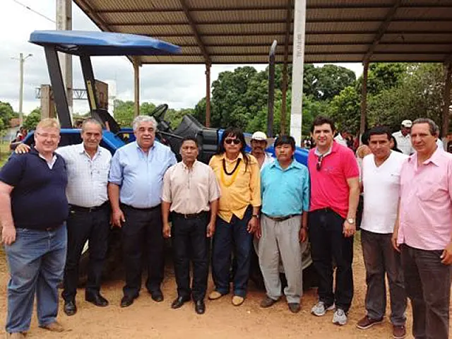 Prefeitura entrega trator em aniversário de 57 anos da aldeia Lagoinha