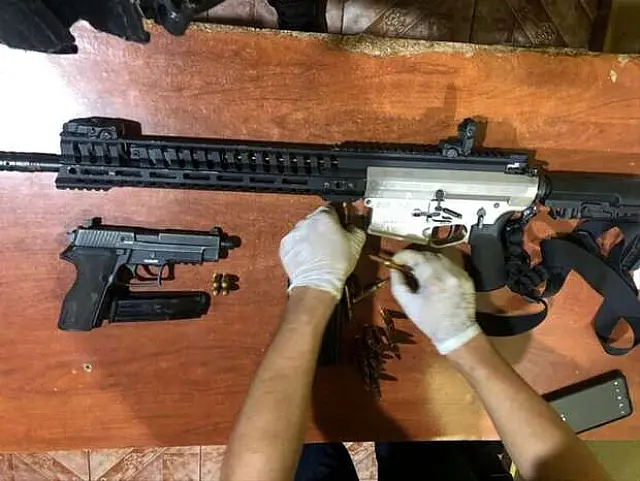 Ex-prefeito e mais cinco são presos com armamento de guerra
