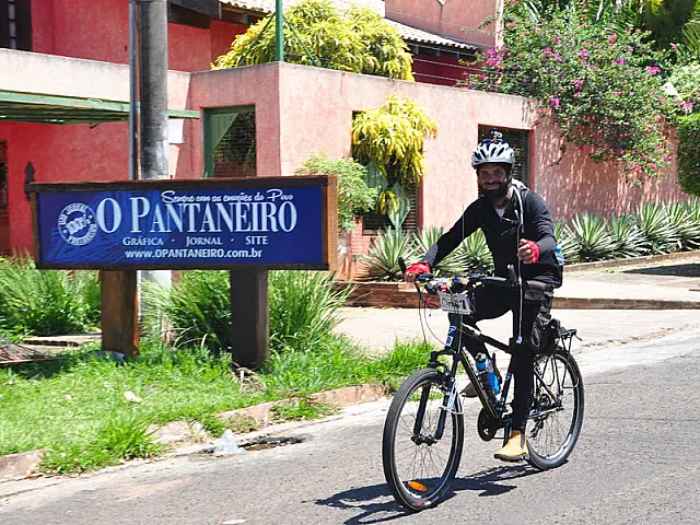Para superar perda, aventureiro percorre o mundo em sua bicicleta