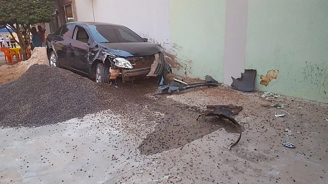Homem perde controle de veículo e causa acidente na Avenida Pantaneta