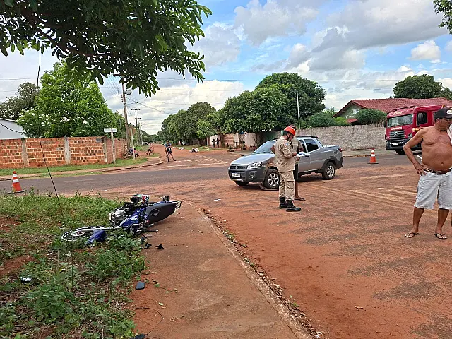 Jovem fica inconsciente após colisão entre carro e moto no Nova Aquidauana