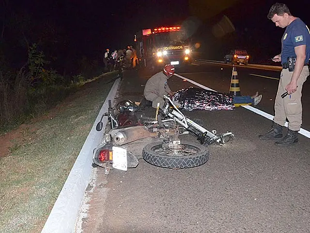 Ciclista fica ferido após ser atingido por moto e arremessado 50 metros (vídeo)