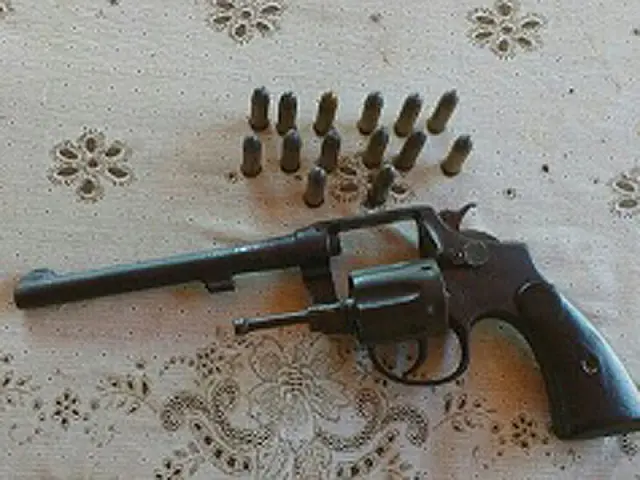 Em Anastácio, homem armado invade casa, dorme em colchão e é preso