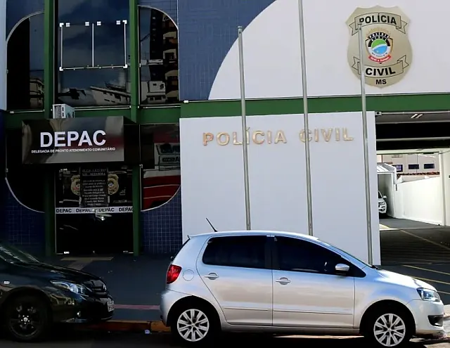 Advogada é flagrada bêbada, tenta fugir e bate carro em poste na Capital