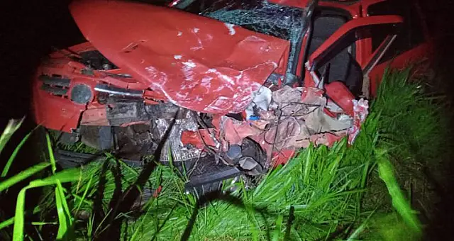 Acidente entre carro de passeio e carreta deixa feridos
