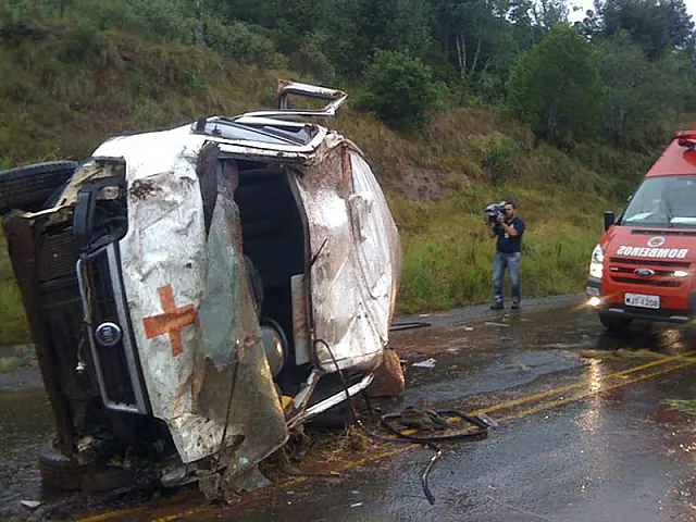 Van que levava pacientes capota e deixa um morto