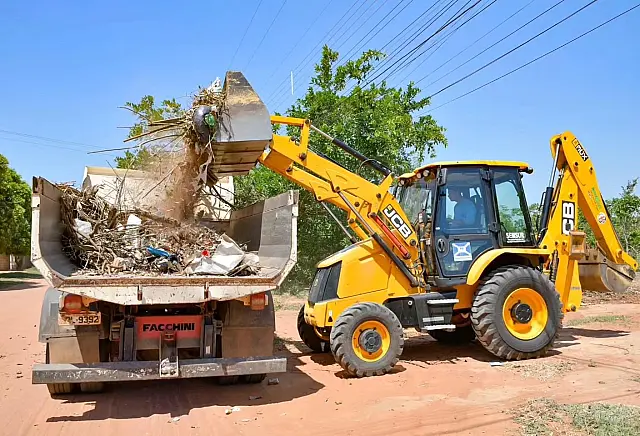 Bairros de Aquidauana passam por limpeza e retirada de entulho