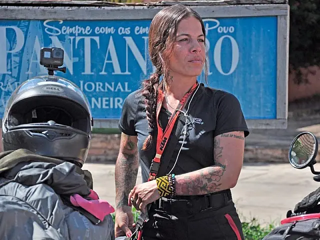 Raquel Stein viaja o Brasil de moto em busca de projetos sociais