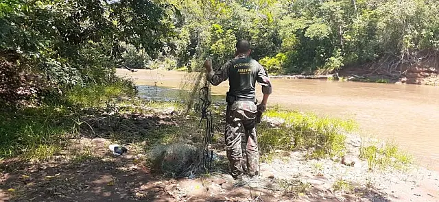 Pescadores são flagrados com petrecho proibido no rio Miranda