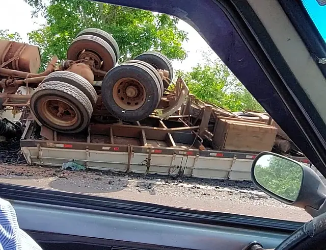 Carreta carregada com carvão tomba na BR-060