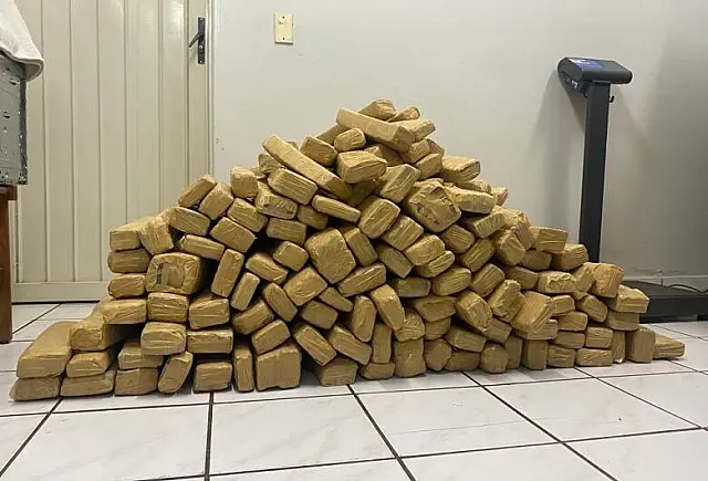 Foragido da Justiça é preso transportando mais de 300kg de maconha