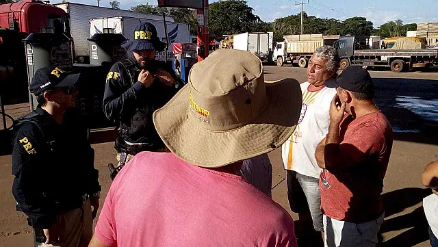 PRF faz escolta de caminhoneiros que desejam passar pelo protesto em Anastácio