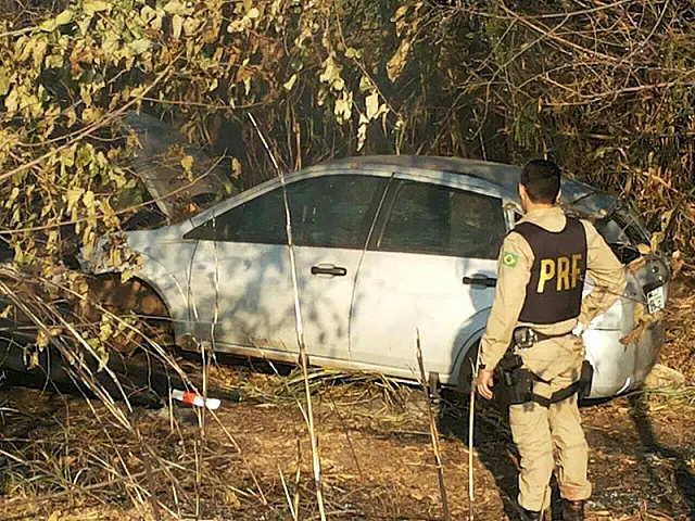Veículo depenado é encontrado às margens da BR-262