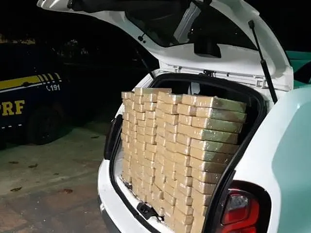 Duas pessoas são presas com 120 quilos de cocaína em fundo falso de carro