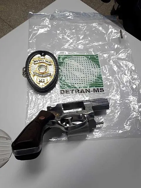 Funcionário do Detran flagra homem tentando reaver arma escondida em carro