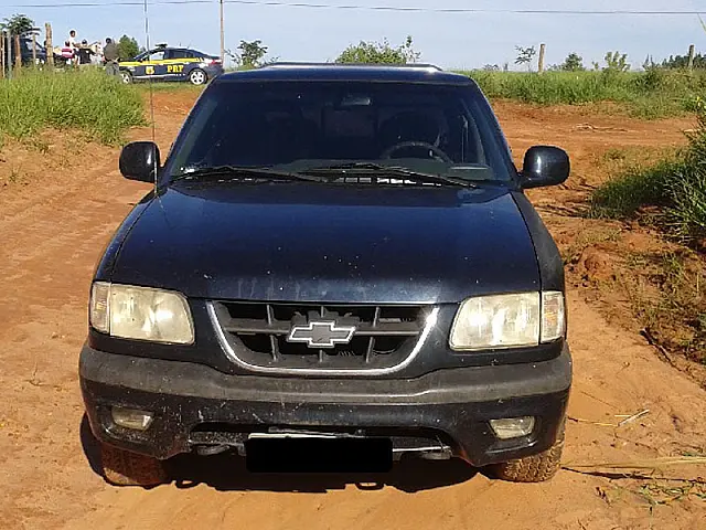 Homem tenta fugir, mas é preso com caminhonete furtada
