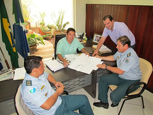 Comandante do CPA III recebe planta baixa das futuras instalações do comando da área Oeste