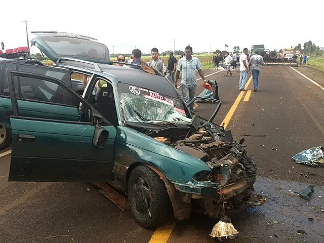 BR-262: acidente entre carro e caminhões deixa um morto e dois feridos