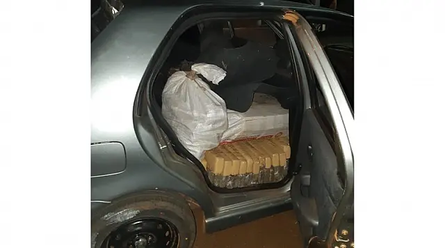 PRF apreende carro com 468 kg de maconha em Guia Lopes da Laguna