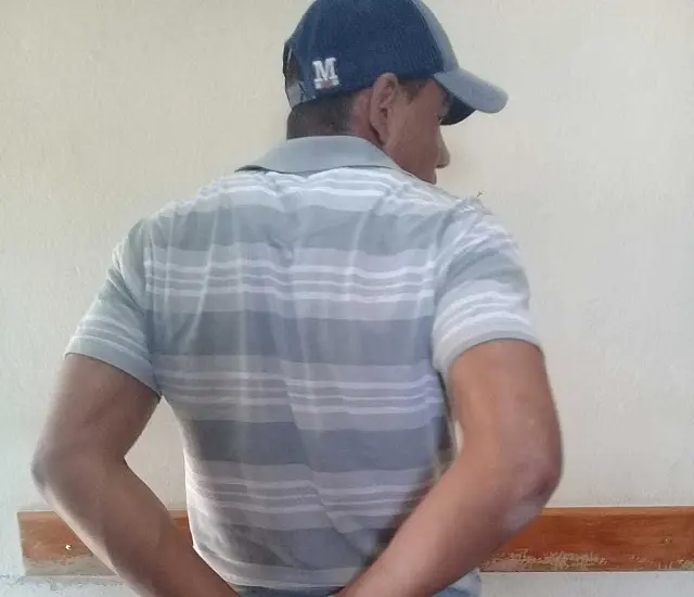 Motoqueiro embriagado é preso com cantil de conhaque no bolso
