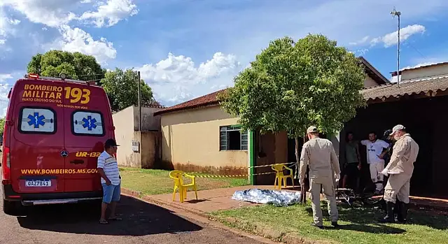 Homem é morto a facadas na calçada de bar
