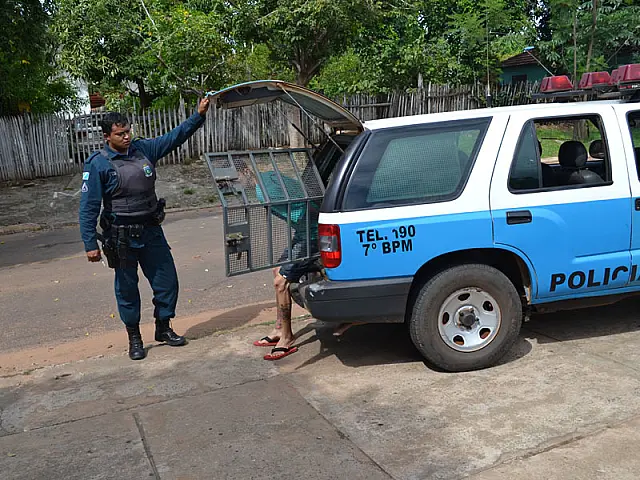 Bandidos roubam caminhonete e mantêm vítima em cárcere privado
