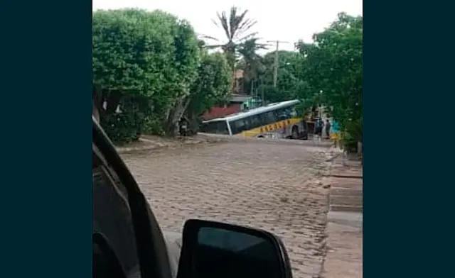 Ônibus escolar cai em valeta, em Anastácio