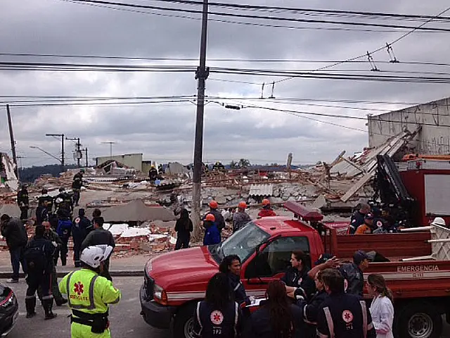 Prédio em obras cai e mata 7 em SP, dizem bombeiros