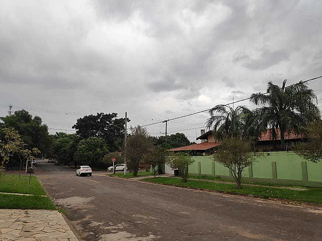 Dia amanhece nublado e frio, mas previsão diz que sol pode aparecer nesta quarta-feira