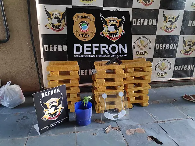 Polícia prende trio com 70 kg de maconha e pistola calibre 32