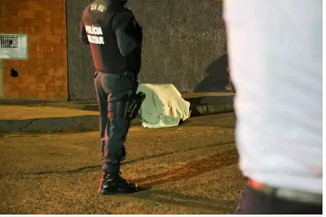Rapaz é morto a tiros por homens em moto na Capital