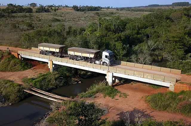 Em Jardim, governo leva infraestrutura urbana e pontes para escoar produção