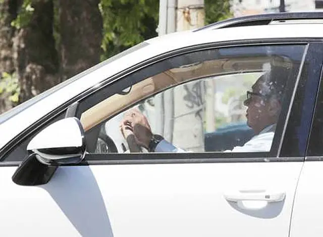 Juiz que ordenou bloqueio dos bens de Eike Batista é flagrado andando no Porsche do empresário